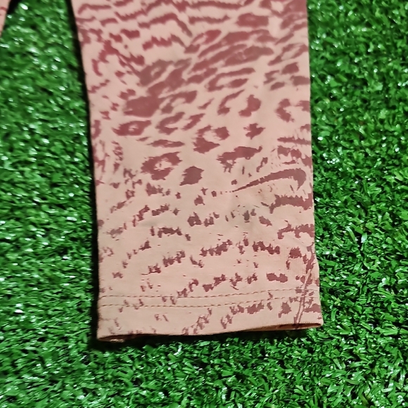 Nike Kids Patterned Pink Leggings - Picture 7 of 7